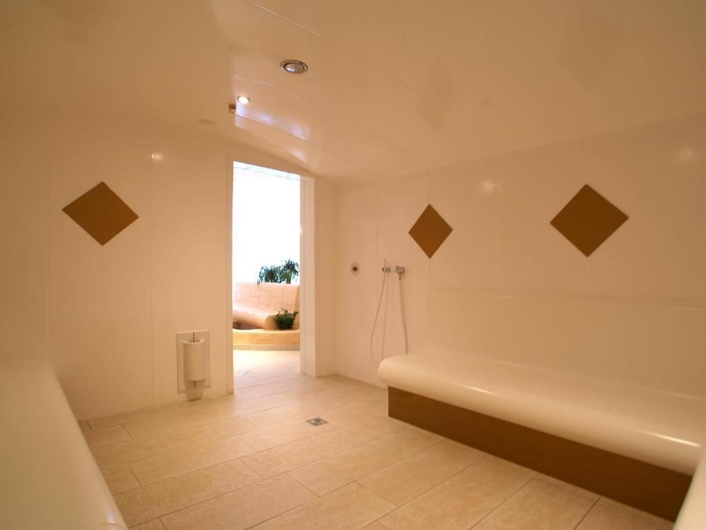 Hotel Roeck Garni Fiss Quarto foto