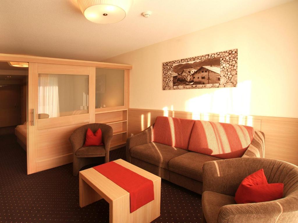 Hotel Roeck Garni Fiss Quarto foto